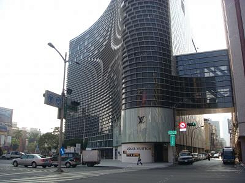 正對大立精品與大立百貨