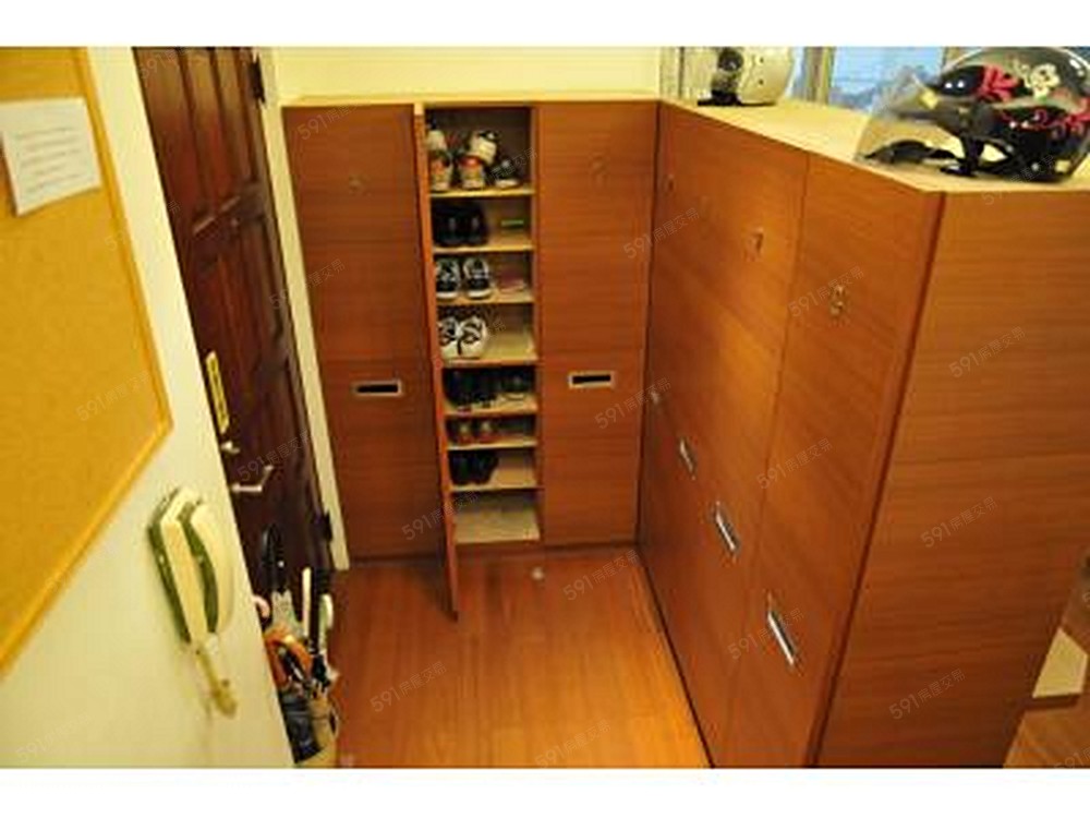 進門有個人專屬的大鞋櫃