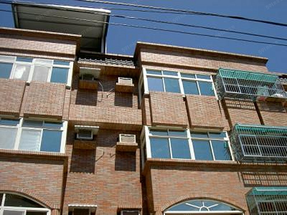 反光玻璃，有隱私，向外看不見內部