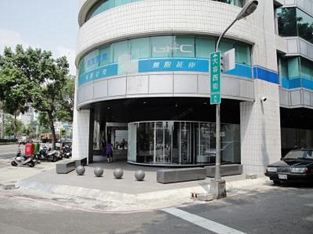 大樓旁邊鄰近大容西街