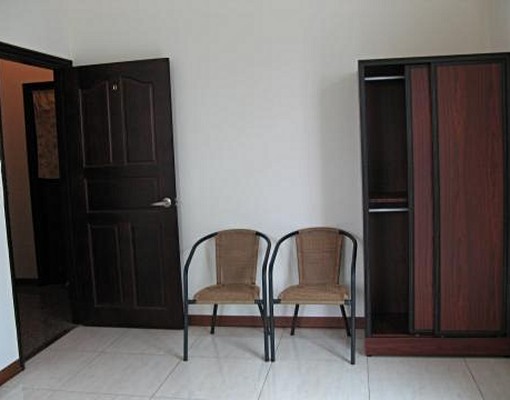 套房出租(採光佳,東區交通方便) - Image 4