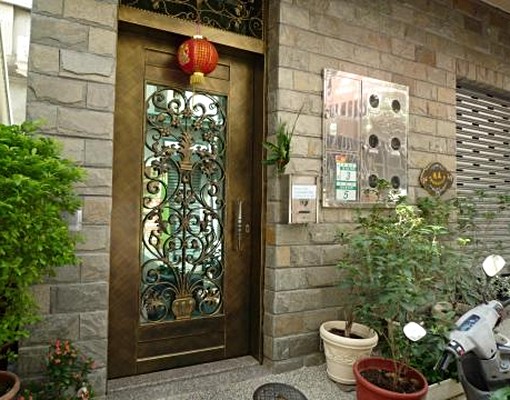 成大醫學院旁電梯套房、陽台窗戶隔音設備好 - Image 1