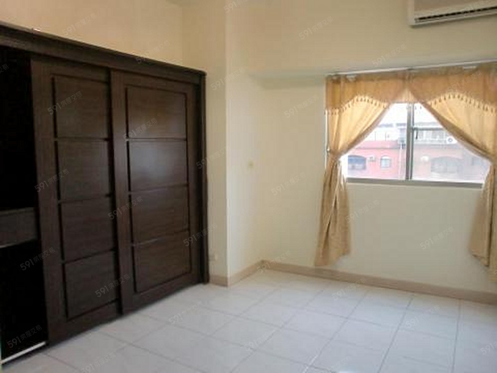 主臥房~廁所門不會對到床喔~