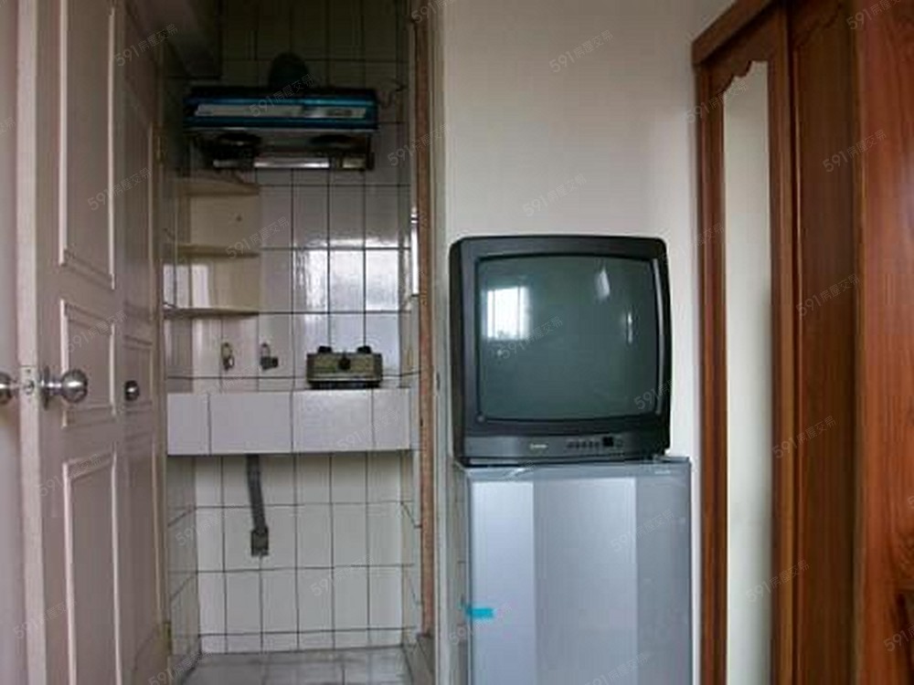 圖1_廚房_流理台_電視_冰箱