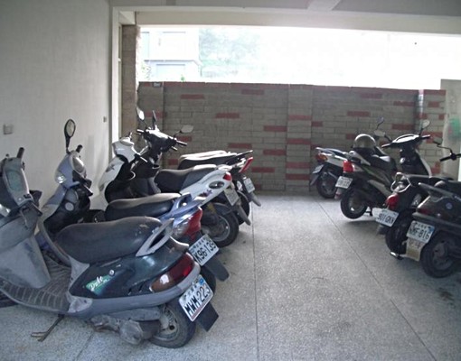 近園區明湖二街上有停車場可租 - Image 4