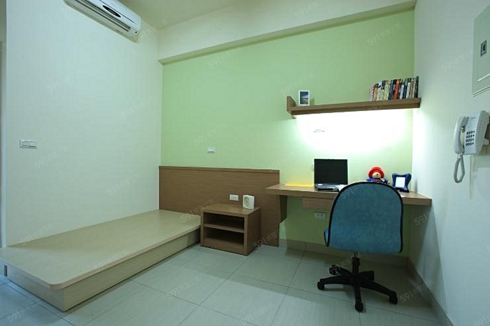 淺綠色妝點提供舒適唸書休憩空間感