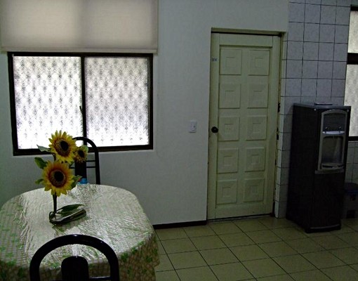 整修套房,近鄰成大、南紡與影城。 - Image 3