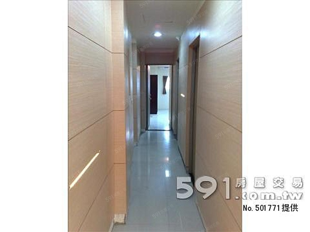 走道裝潢配有感應燈~超新穎