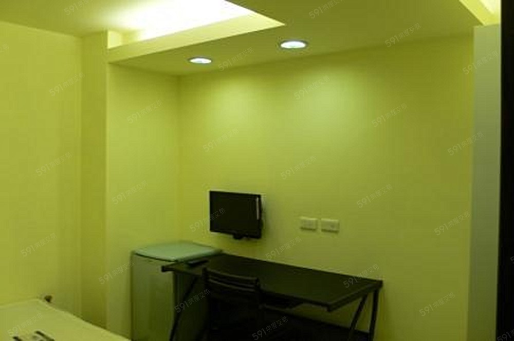 掛壁式電視第四台 大電腦桌椅