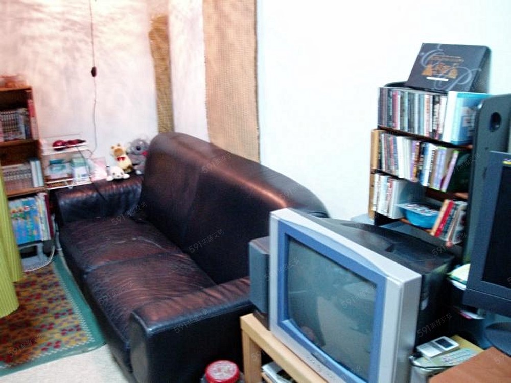 房間2:電視/三人大沙發