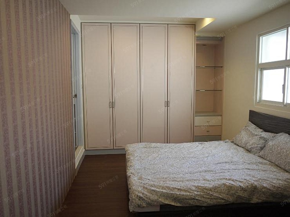 主臥室有大衣櫃
