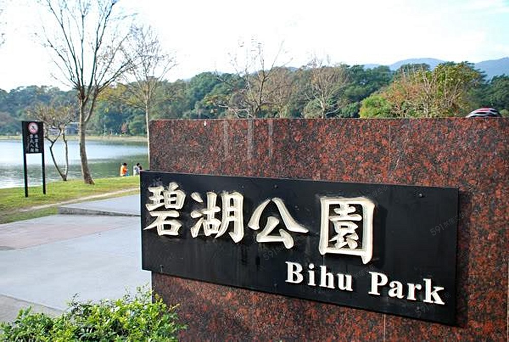 白天夜晚都適合散步與運動碧湖公園