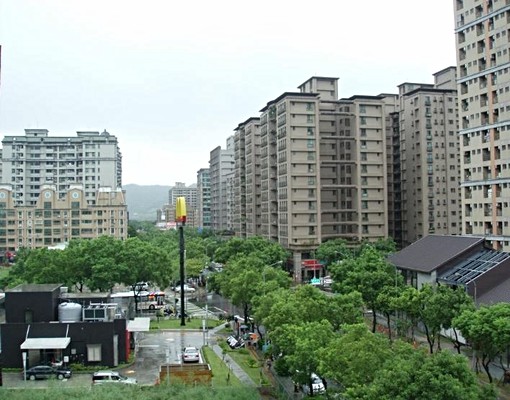 套房出租,半年繳優惠價格16,000/月 - Image 1