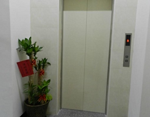 春日路原家樂福對面全新女生專屬獨立電梯套房,採光好! - Image 2
