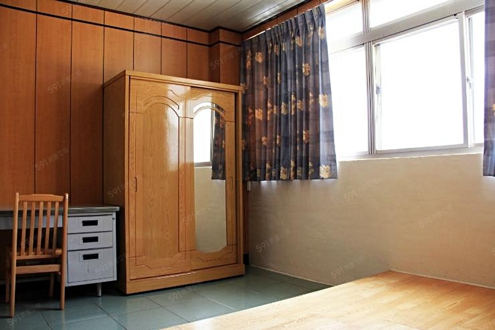 寬敞大通鋪,大面對外窗,採光絕佳