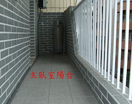 整層公寓出租衛浴開窗、三面採光通風好,鄰近科工館車站及輕軌站 - Image 8