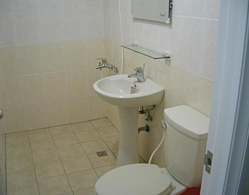 智光商圈-優質木地板套房2樓D室.安靜乾淨.大陽台真好曬衣服 - Image 12