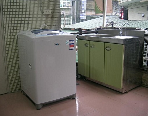 智光商圈-優質木地板套房2樓D室.安靜乾淨.大陽台真好曬衣服 - Image 13