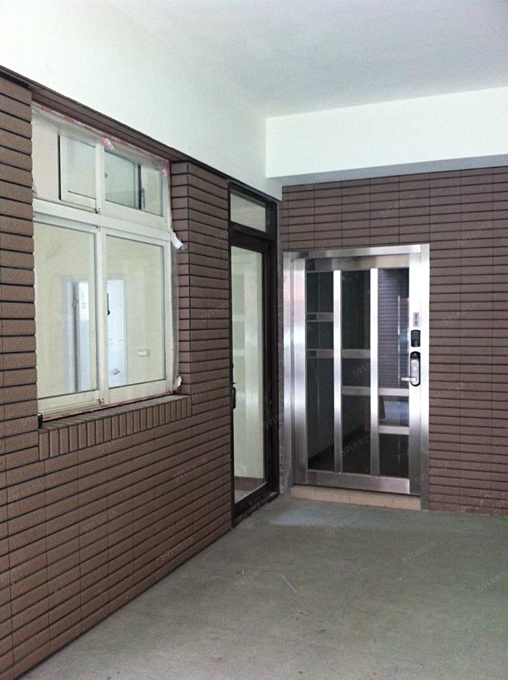 明亮的守衛室及電梯入口