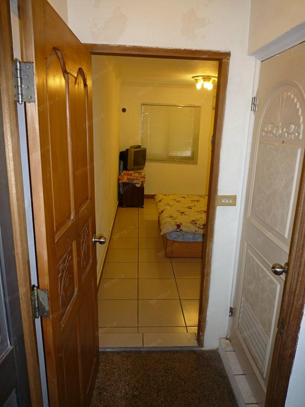 廁所就在對外門旁,通風方便