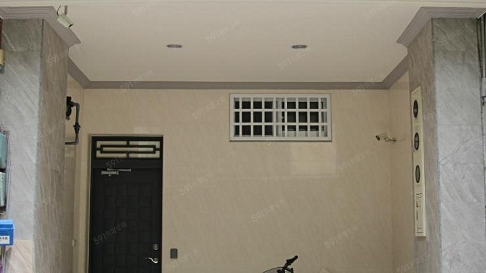 室外可停放機車,並置有監視器