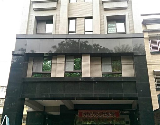 小港醫院旁,鄰餐大,近全新獨立陽台套房 - Image 1