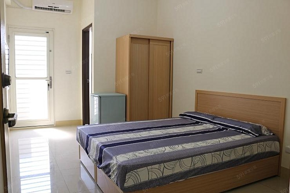 房間光線充足，空氣流通。