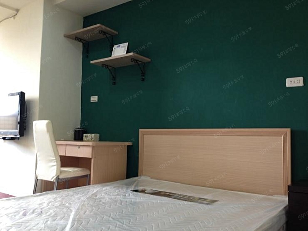 墨綠色牆面營造沉穩的舒適氛圍