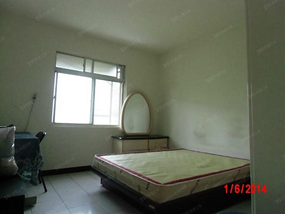 房內有雙人床化妝台對外窗