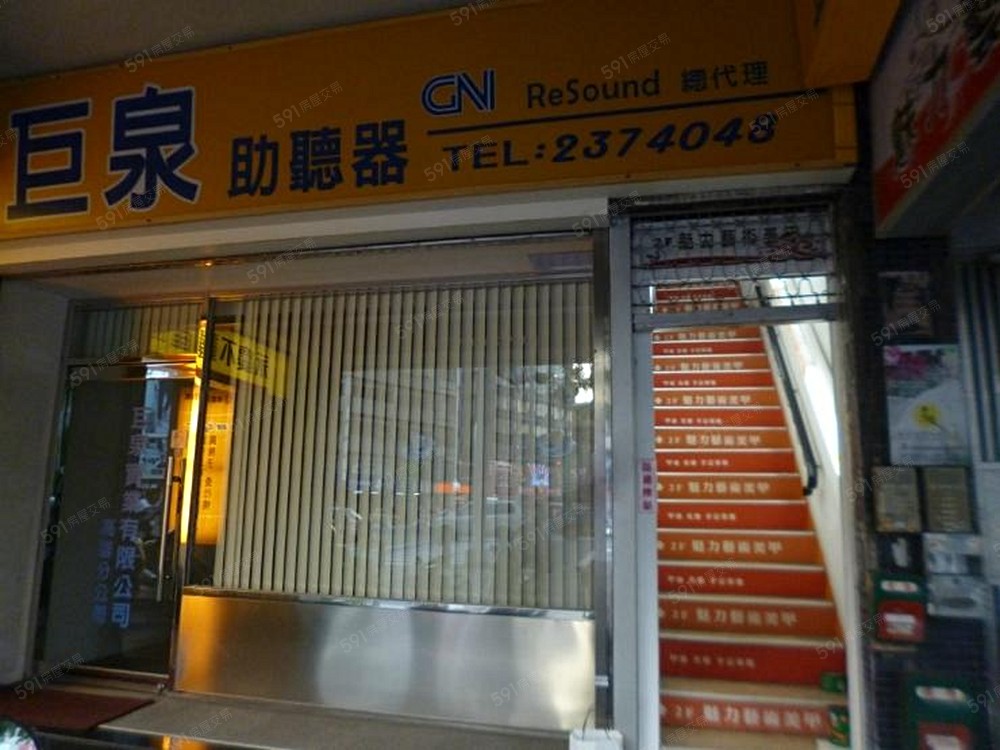 右側為上二樓的樓梯間