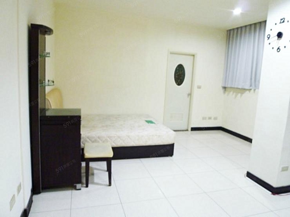 寬敞明亮的房間