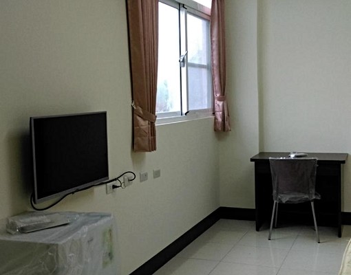 琉球路三角窗透天套房 - Image 2