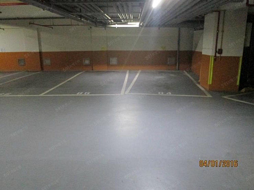 靠右,84號停車位