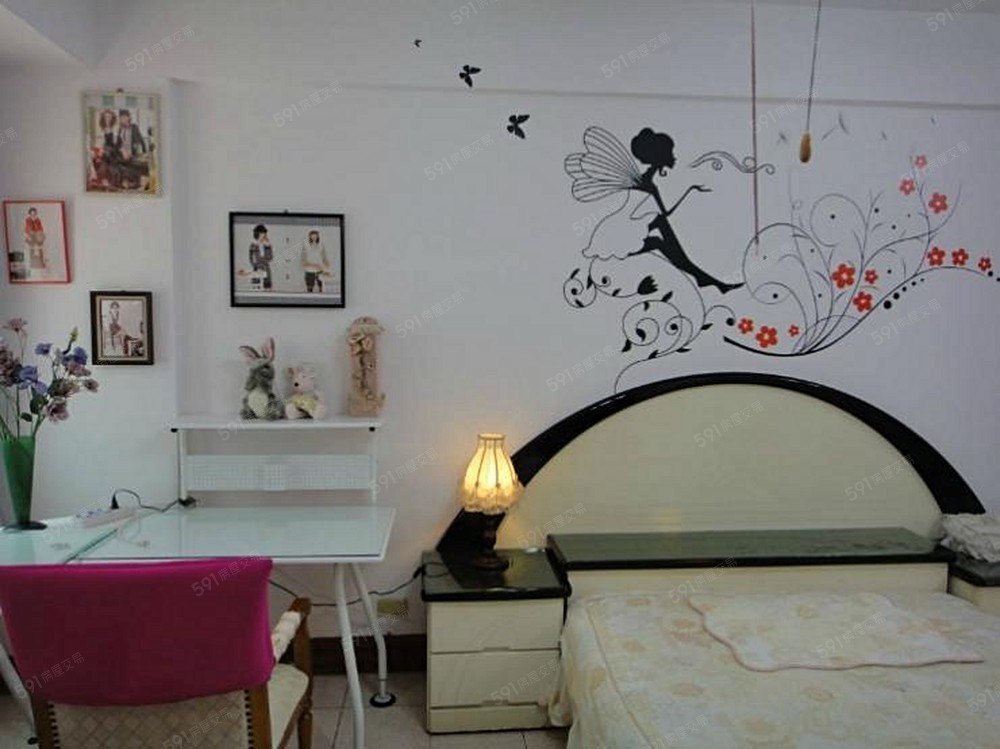 桌燈點亮一室溫馨 環境安靜