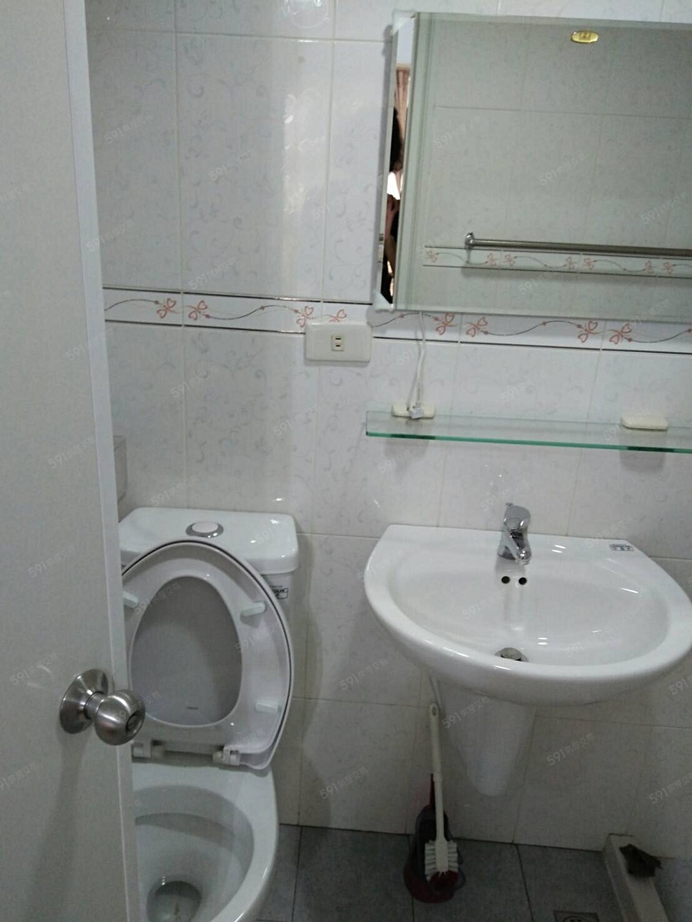 潔白乾淨的衛生間內部-2