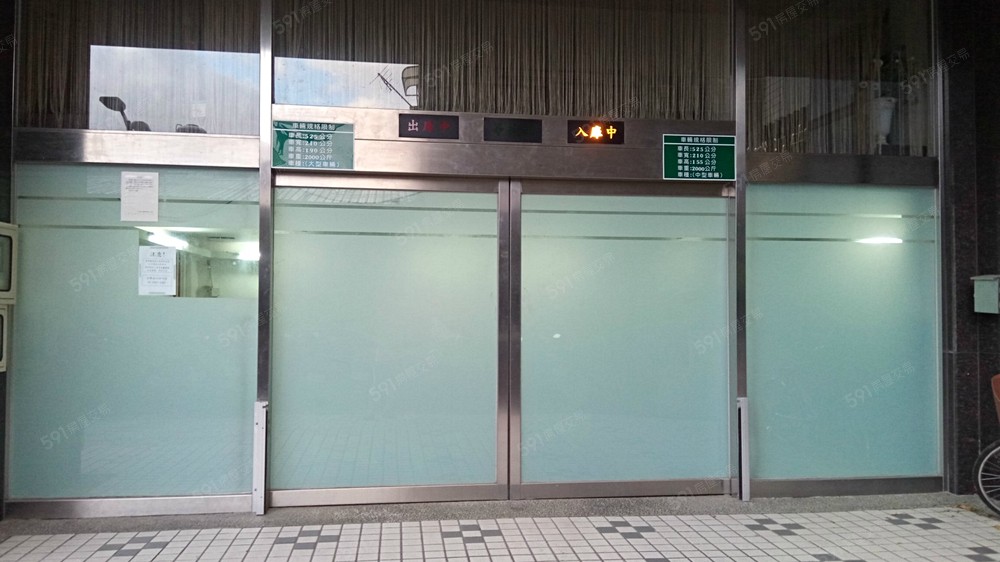 車庫的玻璃安全門