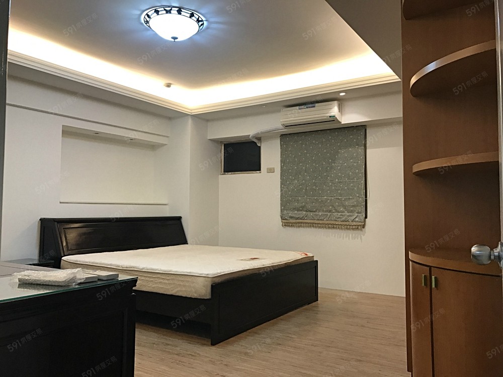 主臥房含浴室,和冷氣