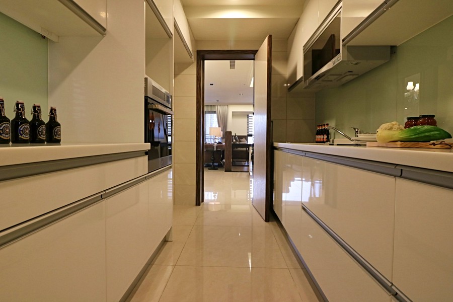 廚房為雙排式設計，採用日本松下檯面廚具