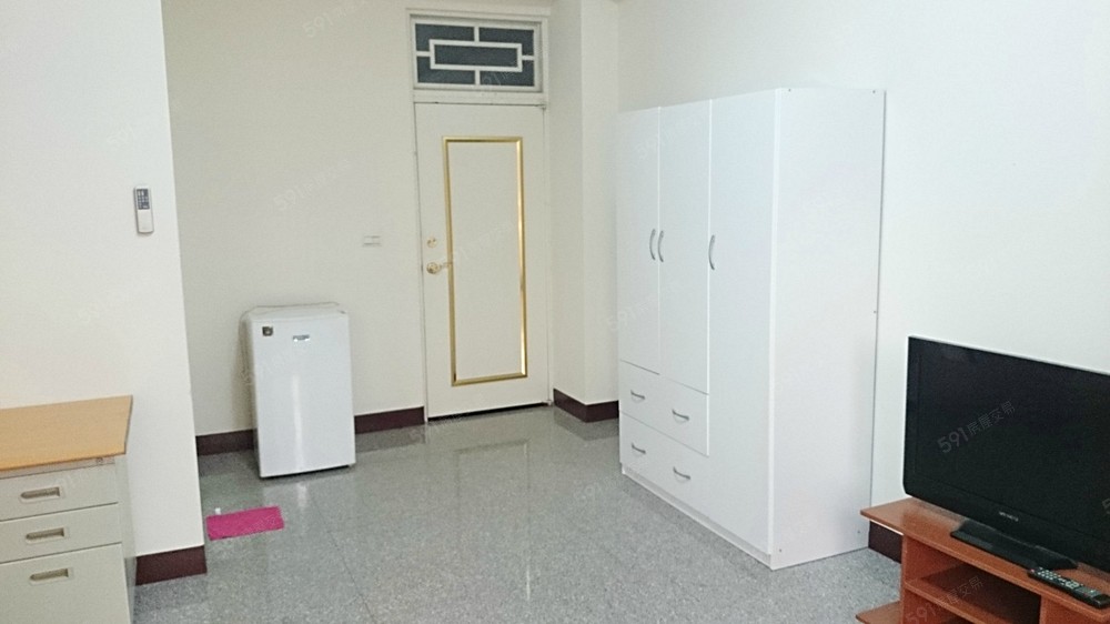 有沙發 及液晶電視