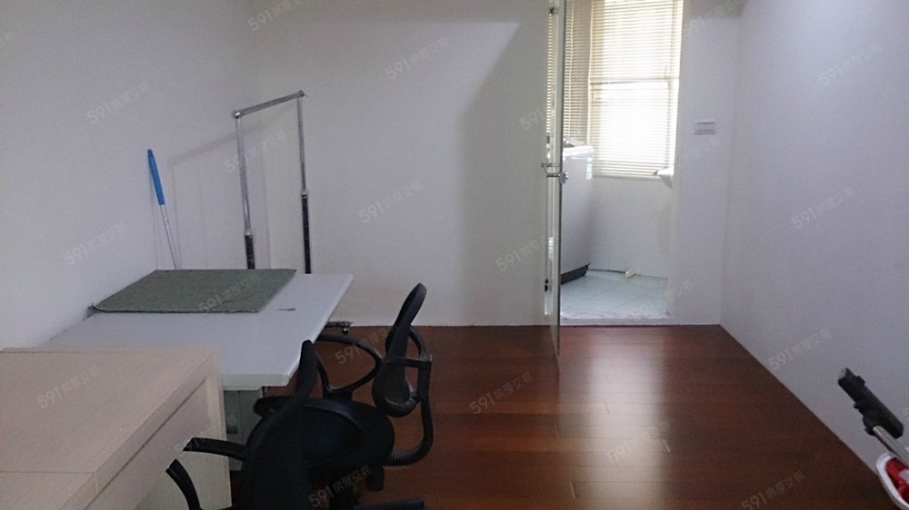 客廳旁間的房間