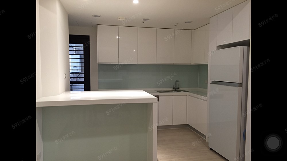 廚房區配洗碗機及烤箱及冰箱