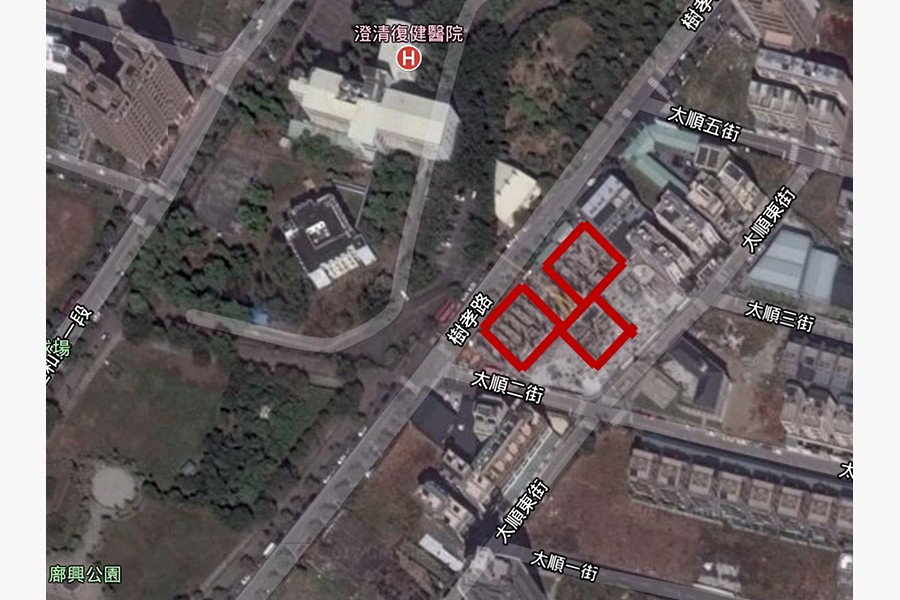 在估狗衛星就可以看到建築呈品字形
