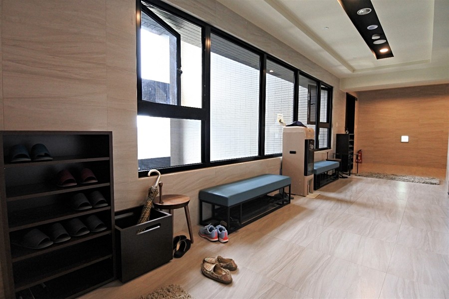 實品屋外梯廳設計