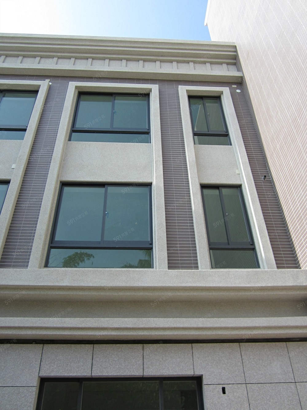 房屋外觀氣派,屋齡新。