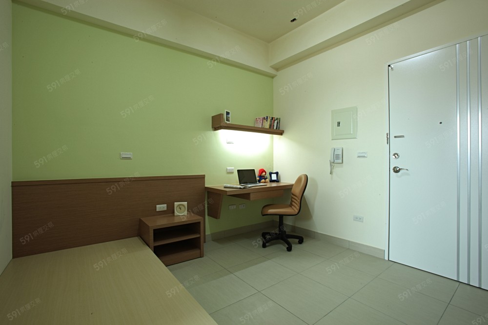 書桌．床頭櫃及電腦椅