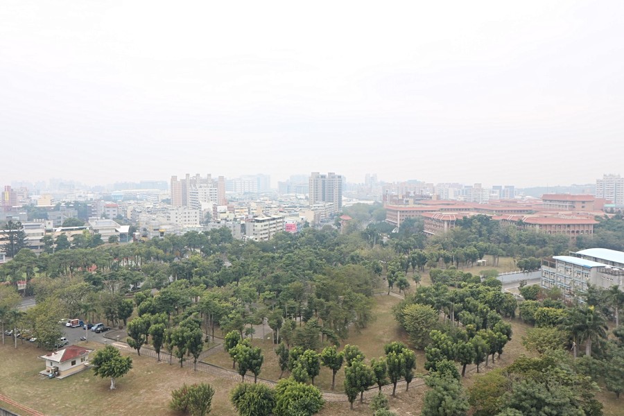 從建案看出去的後勁公園