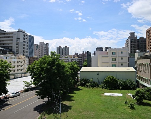 高鐵站、新光三越附近優質電梯套房 - Image 1