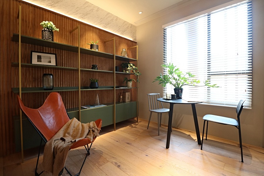 客廳旁臥室改半開放式書房