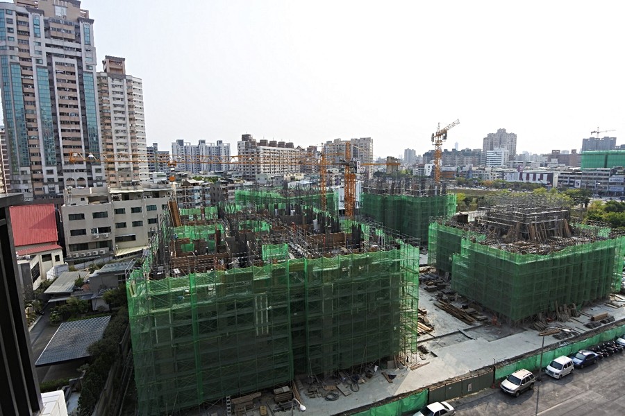 對面超高大樓興建中