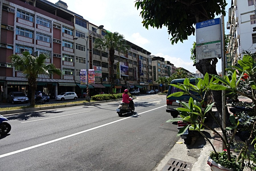 100號公車站(位在基地右手邊~徒步約1分鐘)